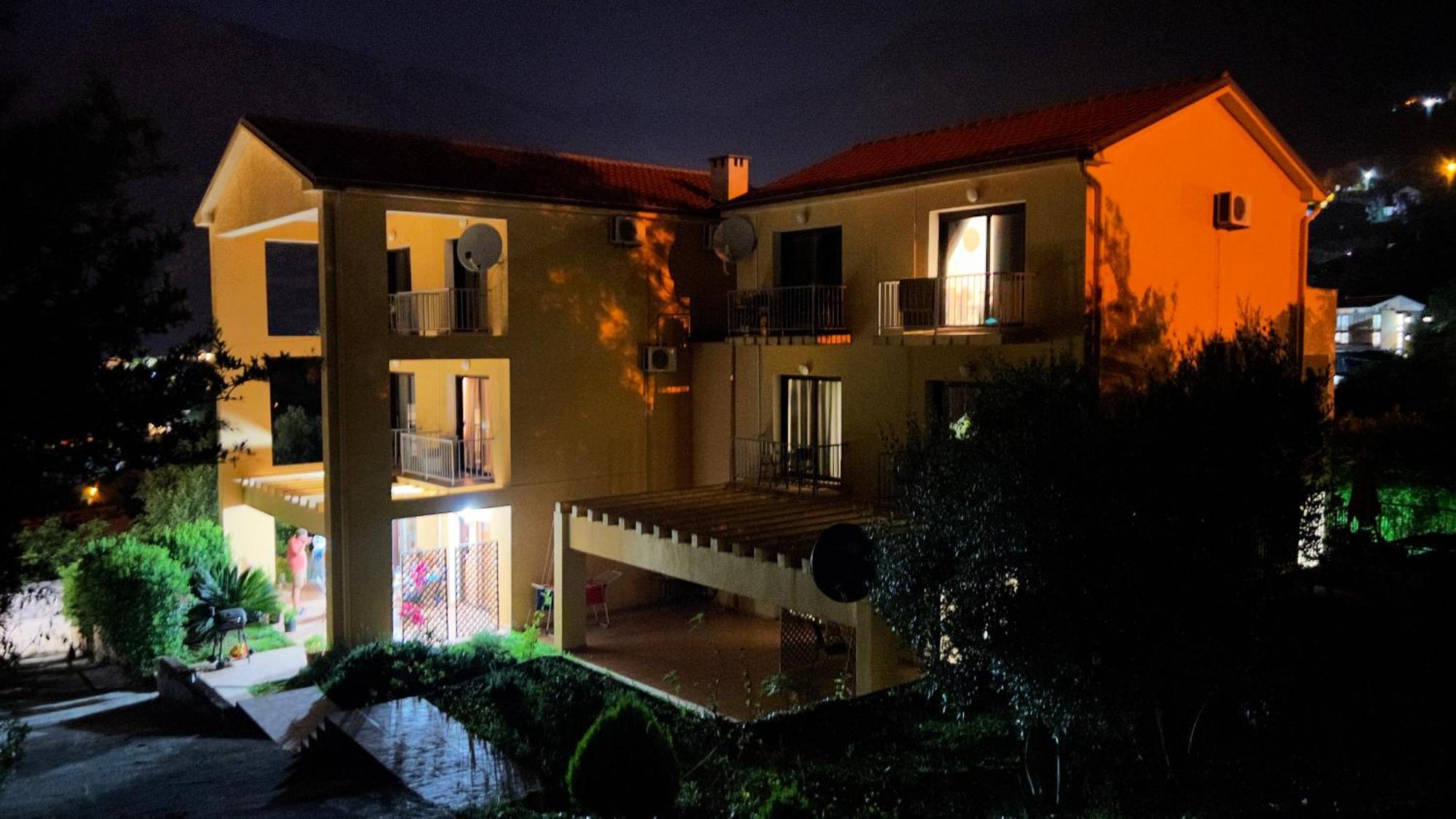 Villa Risan Apartments Exterior foto