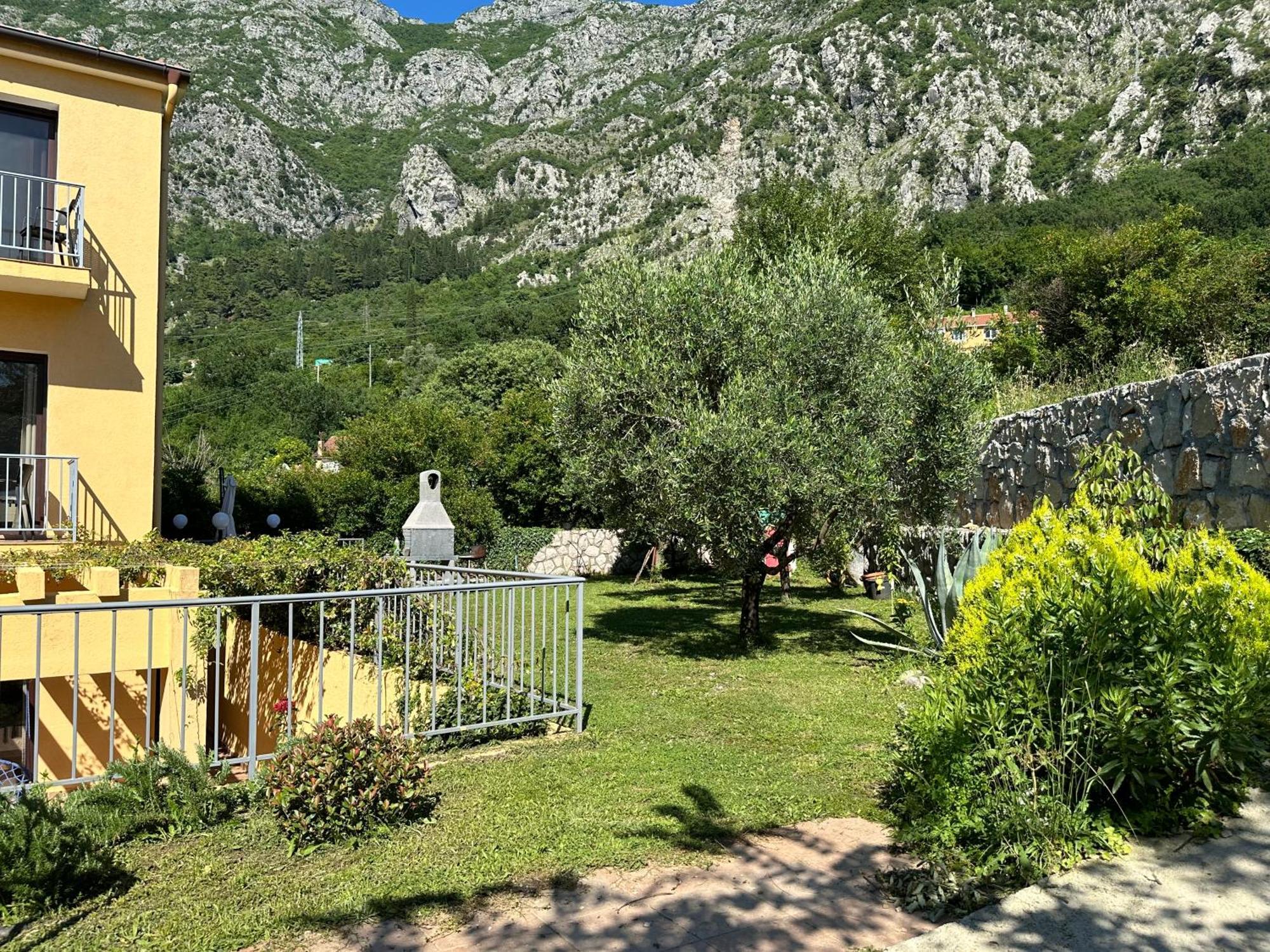 Villa Risan Apartments Exterior foto