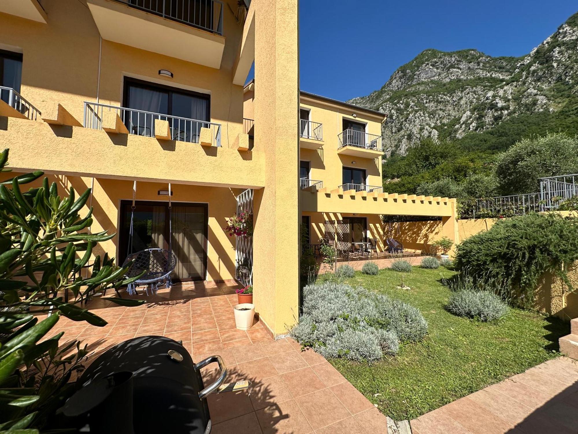 Villa Risan Apartments Exterior foto