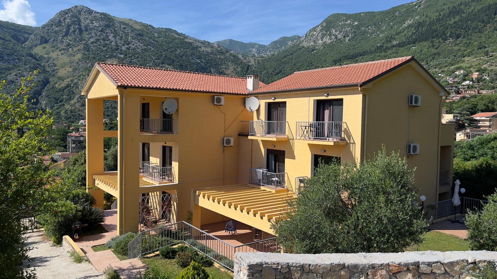Villa Risan Apartments Exterior foto